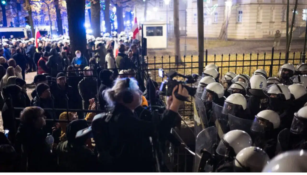 Polonya’da anayasa krizi: Mahkemeye polis ablukası