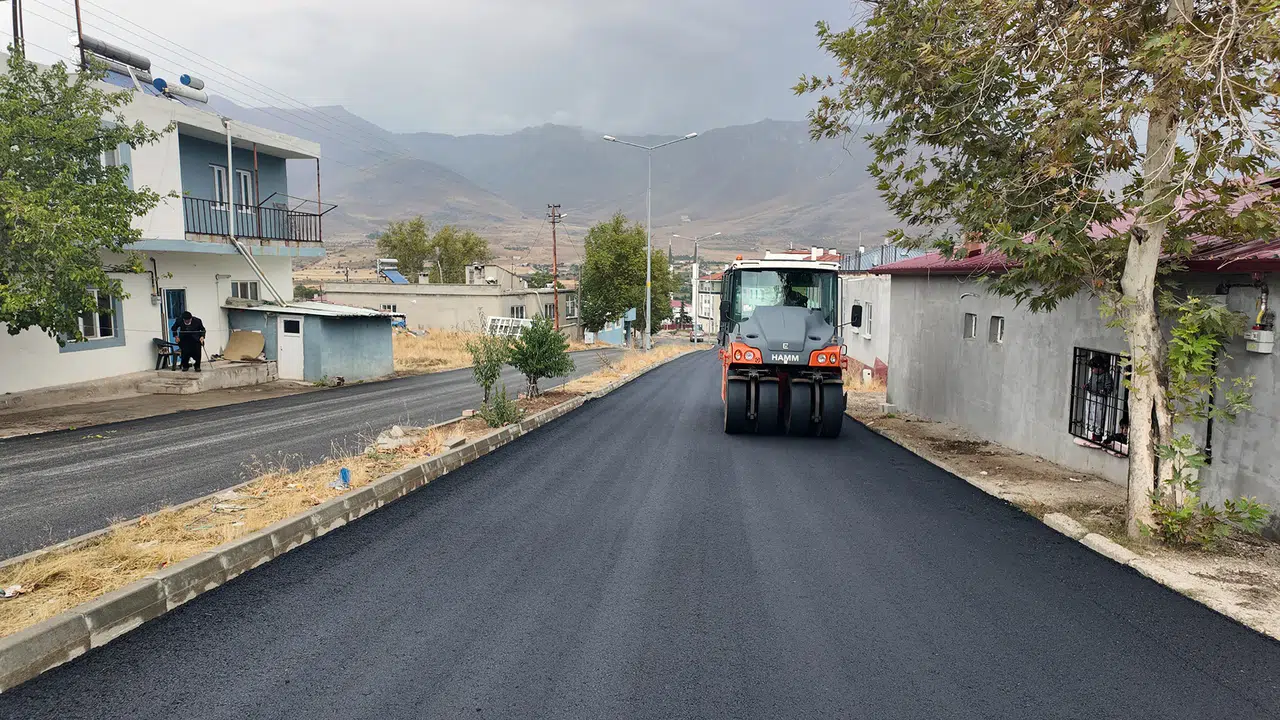 Ekinözü’nde iki mahallede sıcak asfalt çalışmaları