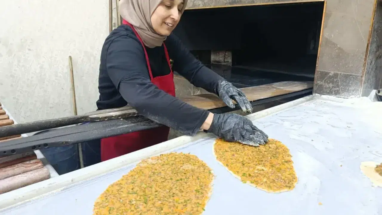 Kahramanmaraş'ta 4 Çocuk Annesi Kürek Elinde, Herkesi Şaşırttı