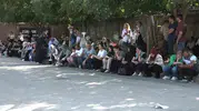 Öğrenciler içeride veliler dışarıda ter döktü