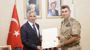 Vali Ünlüer, Tümgeneral Gemalmaz’a Başarı Belgesi Takdim Etti