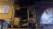 Bakırköy’de Metruk Binanın Üst Katı Sokağa Çöktü