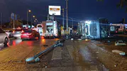 Antalya’da Tır Durağa Devrildi: 2 Kişi Hayatını Kaybetti