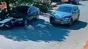 Vicdanları Sızlatan Anlar: Otomobil İle Köpeklerin Üzerinden Geçti!