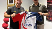 Galatasaray Teknik Direktörü Okan Burak'a İstiklalspor Forması Hediye Edildi!