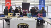 Kadınlar kendi çantalarını dikti