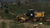 Çağlayancerit’te yayla yolları genişletiliyor