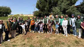 Öğrencilerden Anlamlı Fidan Dikimi