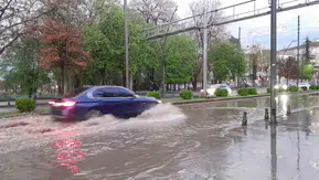 Gaziantep'te şiddetli yağış altgeçitleri göle çevirdi