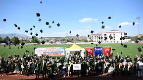 Pazarcık Meslek Yüksekokulu'nda duygusal mezuniyet töreni