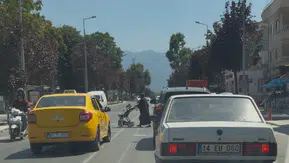 Yaya geçidinde tehlikeli sollama kamerada