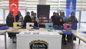 Kadınlar kendi çantalarını dikti