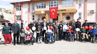 Kahramanmaraş’ta Polis, Özel Öğrencilere Akülü Sandalye Desteği Sağladı