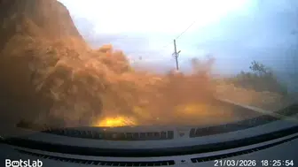 Mersin-Antalya karayolunda heyelan: Araç saniyeler içinde toprak altında kaldı