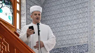 Camide Telefon Tepkisi: İmam Hutbeyi Yarıda Kesti