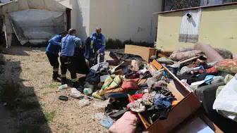 Sahipsiz evde temizlik: 1 kamyon atık toplandı!