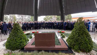 Turgut Özal Dualarla Anıldı, Protokol Kabri Başında Buluştu