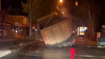 Bir Anda Oldu: Kamyon Yolda Asılı Kaldı