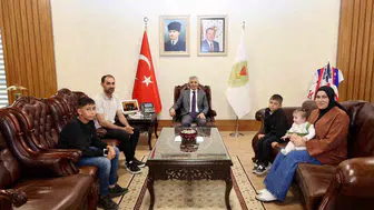 14 Yaşındaki Yusuf’tan Bayrağa Büyük Saygı