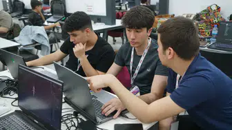 "Pusula Maraş'ta Oyun Tutkunu Gençler Bir Araya Geliyor: Game Jam Coşkusu Başladı!"