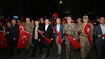 KSÜ’den 19 Mayıs Çıkarması: Rektör Okumuş Meşaleli Yürüyüşte Yer Aldı