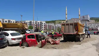 Freni Boşalan Kamyon Dehşet Saçtı