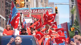 New York'ta Türk bayraklarıyla coşkulu yürüyüş... Binlerce kişi Manhattan'ta buluştu