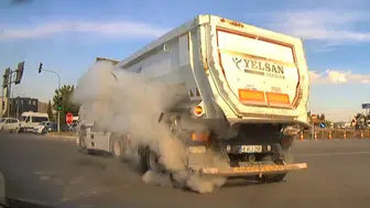 Kahramanmaraş'ta Seyir Halindeki Kamyonun Lastiği Patladı
