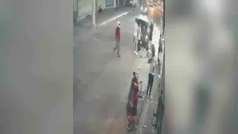 Kasklı Saldırgan İş Yerini Kurşunladı: 1 Yaralı