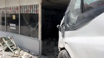 Minibüs Kıraathaneye Daldı: 1 Kişi Hayatını Kaybetti, 3 Yaralı