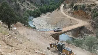 Göksun’da Üç İlçeyi Bağlayan Yolda Sıcak Asfalt Mesaisi