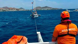 Bodrum açıklarında arızalanan teknedeki 10 kişi kurtarıldı