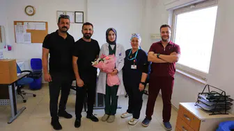 Kahramanmaraş'ta Kendisini İki Kez Hayata Döndüren Doktoruna Çiçekle Teşekkür Etti