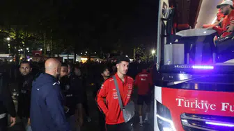 A Milli Futbol Takımı'na Taraftarlardan Coşkulu Karşılama