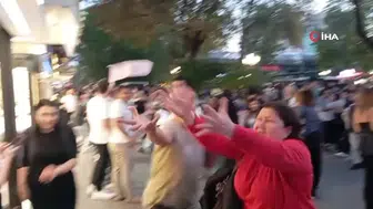 Klip Çekiminde Binadan Para Atıldı: Vatandaşlar Birbiriyle Kapıştı