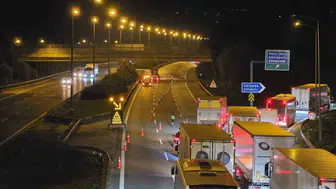 Kimyasal Yüklü Tır Devrildi, Otoyol Trafiğe Kapatıldı