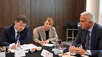 Bakan Ersoy'dan Türkiye-Rusya hava köprüsünü güçlendirme hamlesi