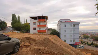 Kahramanmaraş’ta çöken yol toprakla dolduruldu