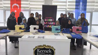 Kadınlar kendi çantalarını dikti