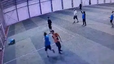 Arkadaşlarıyla gittiği halı saha maçında hayatını kaybetti