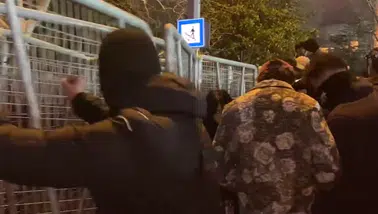 Saraçhane'de polis bariyerlerine saldıran maskeli 35 şüpheli gözaltında