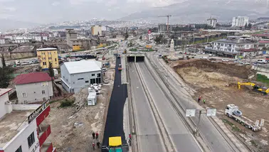 Büyükşehir Recep Tayyip Erdoğan Bulvarı’nda asfalt seriyor