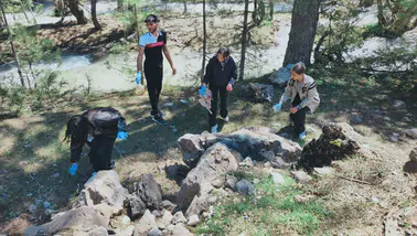 GEBEN’İN GENÇ MUHAFIZLARI DOĞA İÇİN EL ELE VERDİ: MİLLİ PARK PIRIL PIRIL!