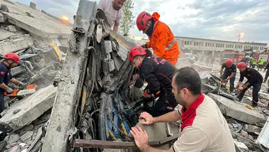 Otopark Yıkımında Çökme: İş Makinesi Altında Kaldı
