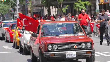New York Sokaklarında Ay Yıldızlı Gurur Tablosu