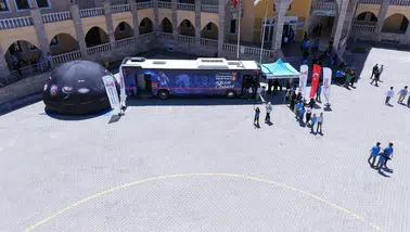 Bilim Otobüsü Elbistan'da gençlerle buluşarak bilimin kapılarını araladı