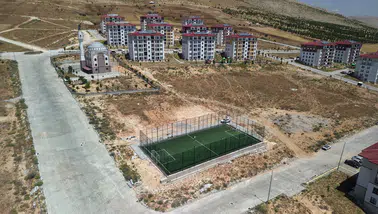 Kahramanmaraş'ta 3 yeni halı saha, gençler için güvenli spor alanı sağlıyor