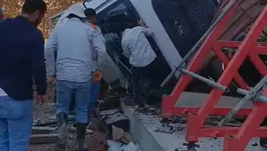 Kahramanmaraş'ta İş Makinesi Devrildi! Tömek Yol Ayrımında 1 Yaralı