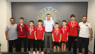 Minik Türkiye Şampiyonası Dereceye Giren Sporculardan İl Müdürü Yasin Özdemir'e Ziyaret