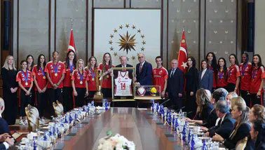 Cumhurbaşkanı Erdoğan, şampiyon voleybolcuları kabul etti
